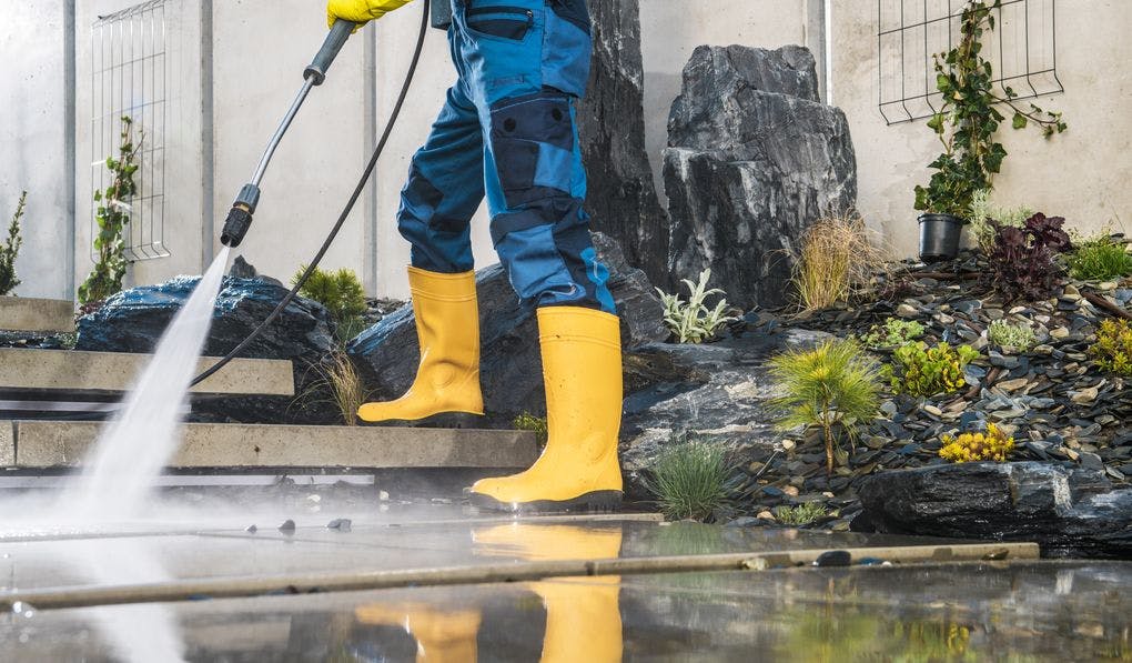 What You Need to Know About Hiring a Pressure Wash Service