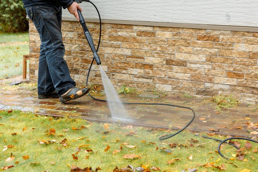 5 Convincing Reasons to Hire Professional Power Washers